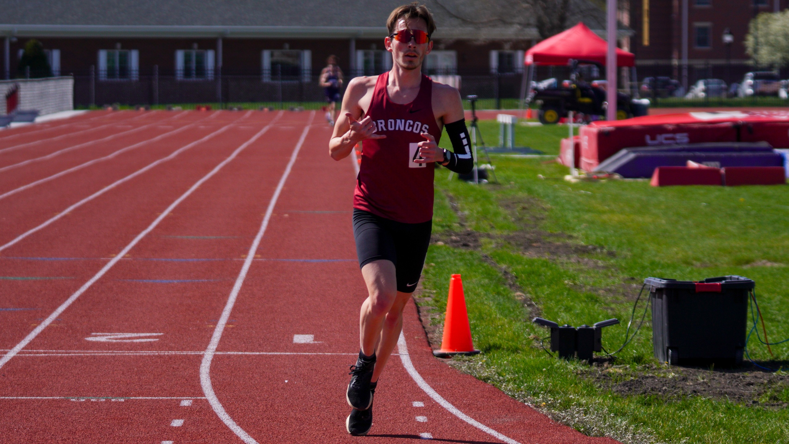 Four Individuals, 4x400 Take First at Bronco Invite